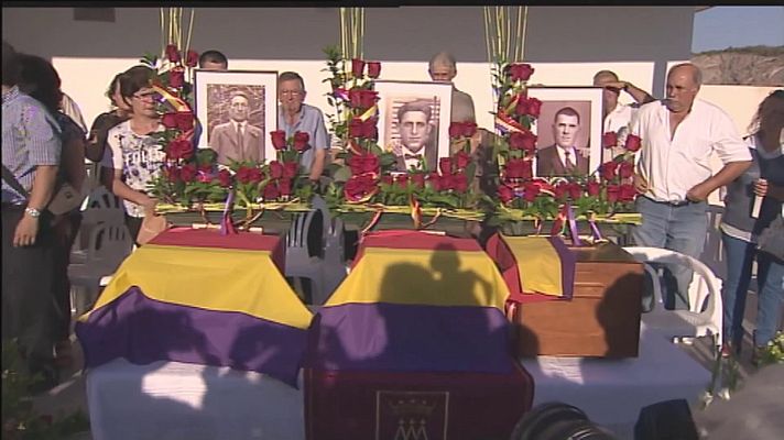 Informatiu Balear - Entierro de los restos exhumados de la fosa de Sant Joan (Mallorca)