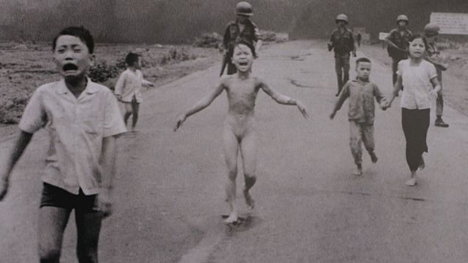 La "niña del napalm" habla sobre los horrores de la guerra del siglo XXI - Telediario 1 | Ver