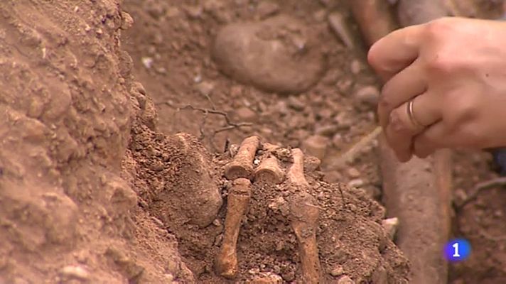 Informatiu Balear - Segunda fase de la excavación de la fosa de Montuïri (Mallorca)