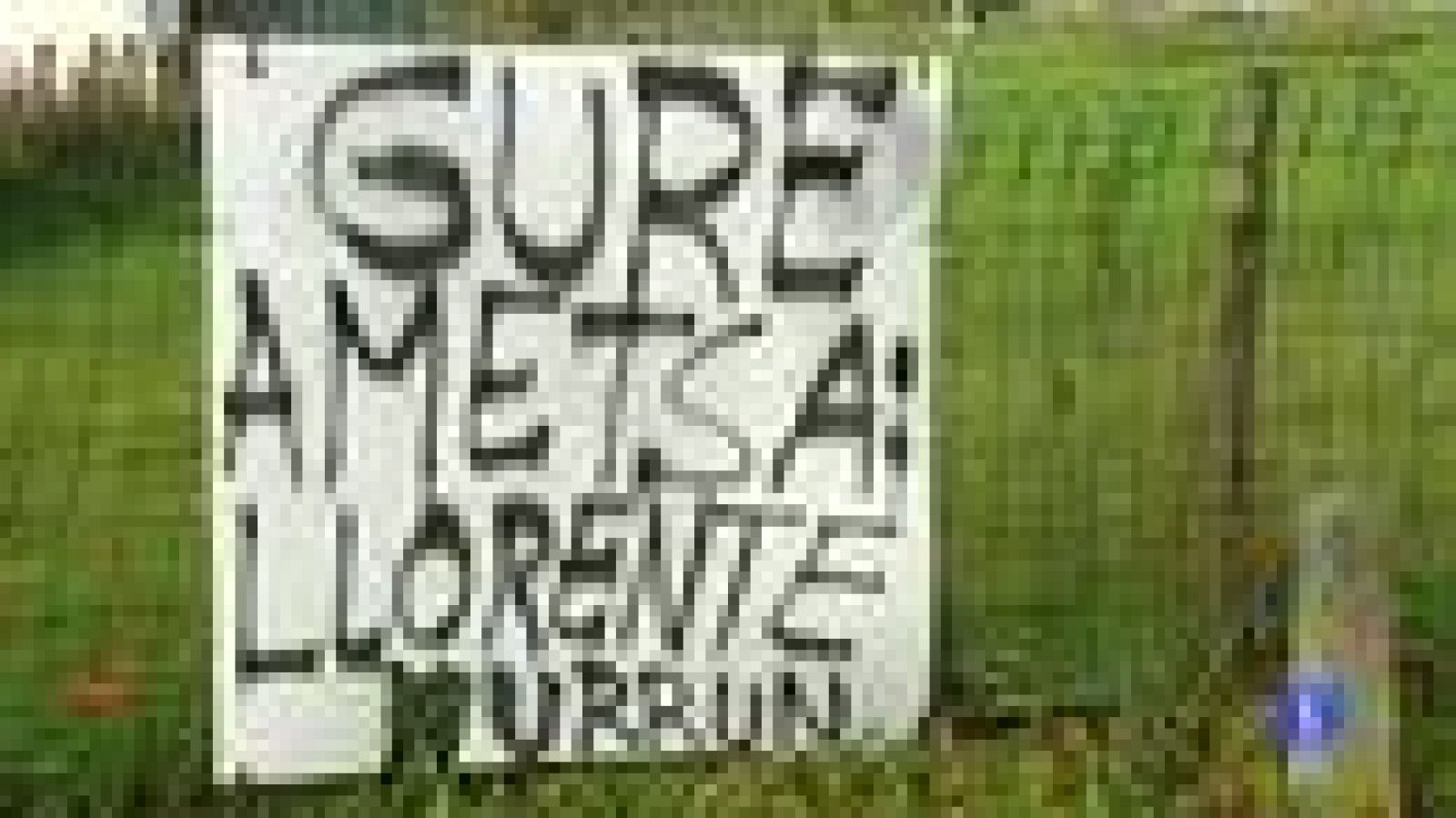 En Lezama se ha visto la reacción ante el fichaje de Llorente por la Juventus. Esa pancarta que vemos y que dice en euskera "Nuestro sueño, Llorente lejos" es en respuesta a las palabras del futbolista en la pagina web de la Juve, en las que decía qu