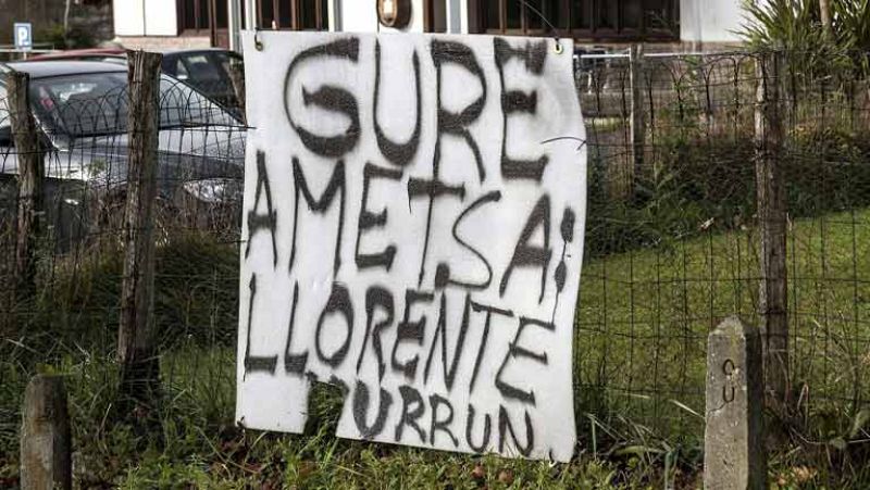 En Lezama se ha visto la reacción ante el fichaje de Llorente por la Juventus. Esa pancarta que vemos y que dice en euskera "Nuestro sueño, Llorente lejos" es en respuesta a las palabras del futbolista en la pagina web de la Juve, en las que decía qu