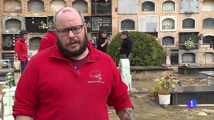 L'informatiu - Comunitat Valenciana - Apertura de la fosa 177 del cementerio de Paterna (Valencia)