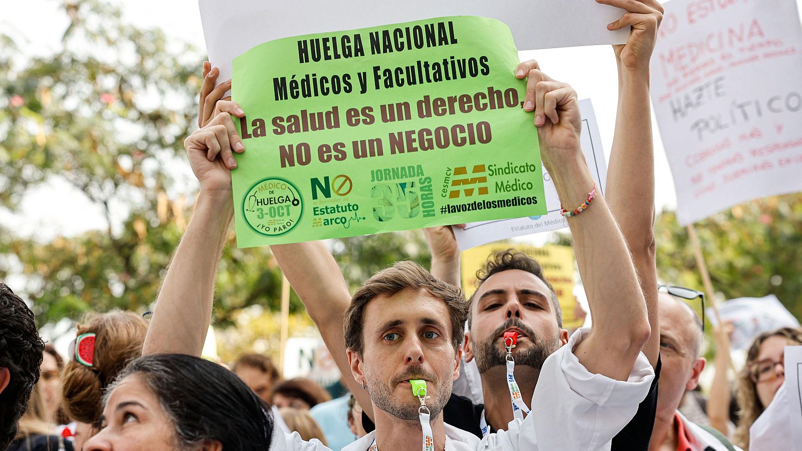 Médicos de toda España van a la huelga y piden mejoras laborales - Telediario 1 | Ver