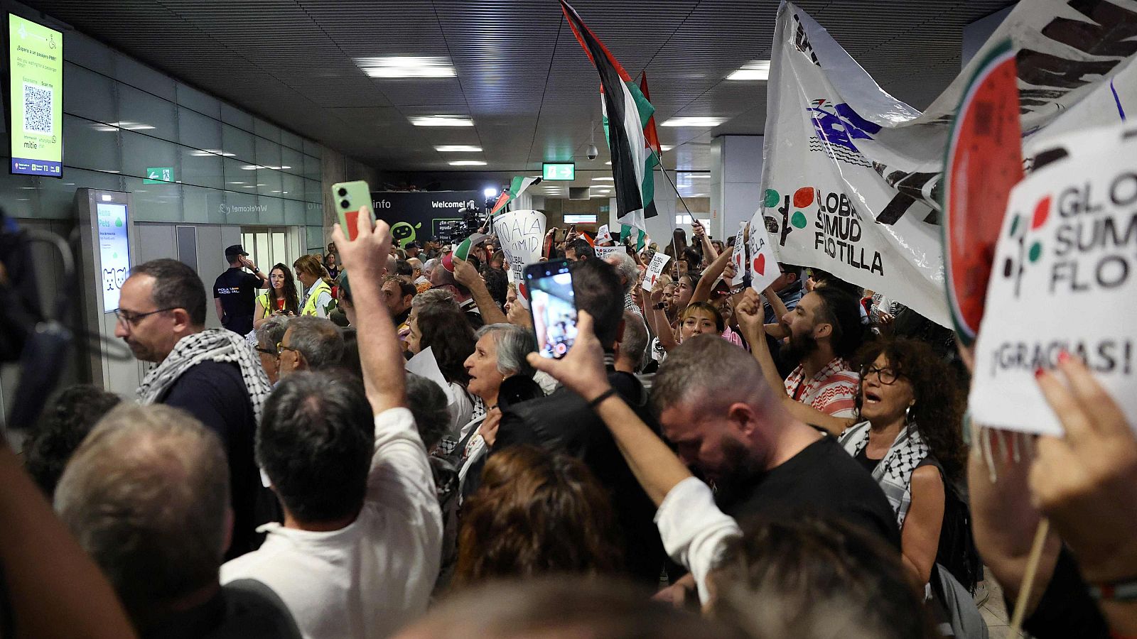 Expectación por la llegada de los españoles de la Flotilla | Ver