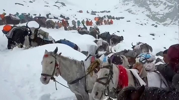 Informativo 24h - Cientos de senderistas, atrapados por una tormenta de nieve en el Everest