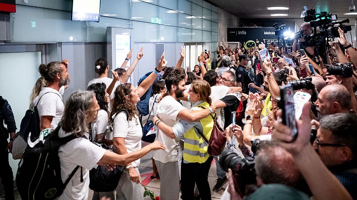 Vuelven los españoles que viajaban a bordo de la Flotilla - Telediario 1 | Ver