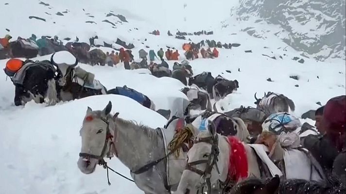 Telediario 1 - Al menos 200 senderistas permanecen atrapados por una tormenta de nieve en el Everest
