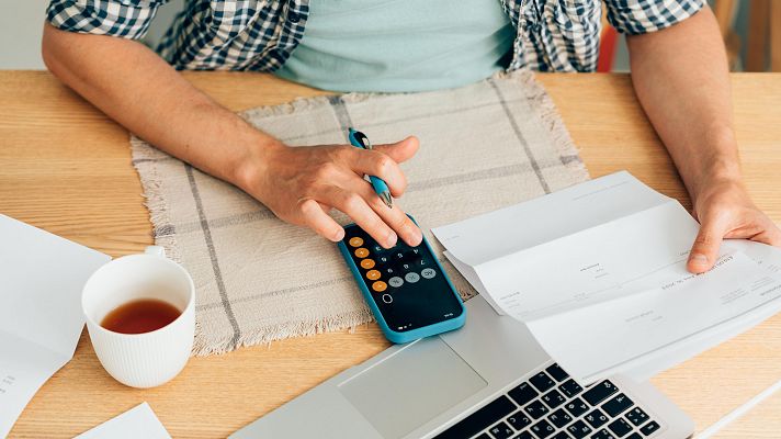 Según expertos en España falta conocimiento financiero - Telediario 1 | Ver