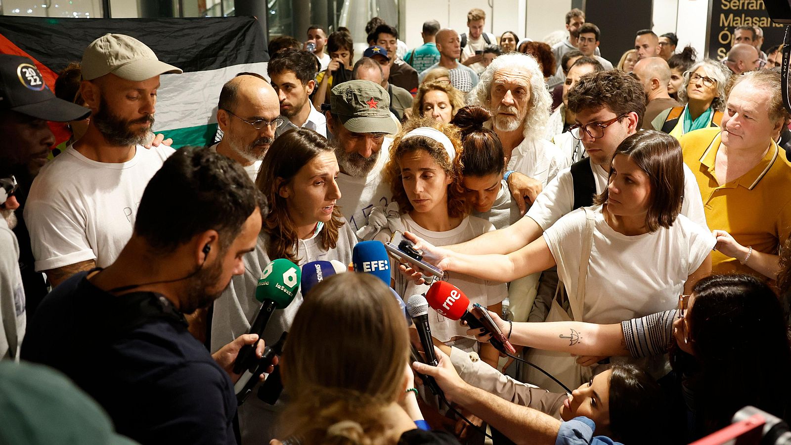 Un segundo grupo de activistas españoles de la flotilla aterriza en España - La noche en 24h | Ver