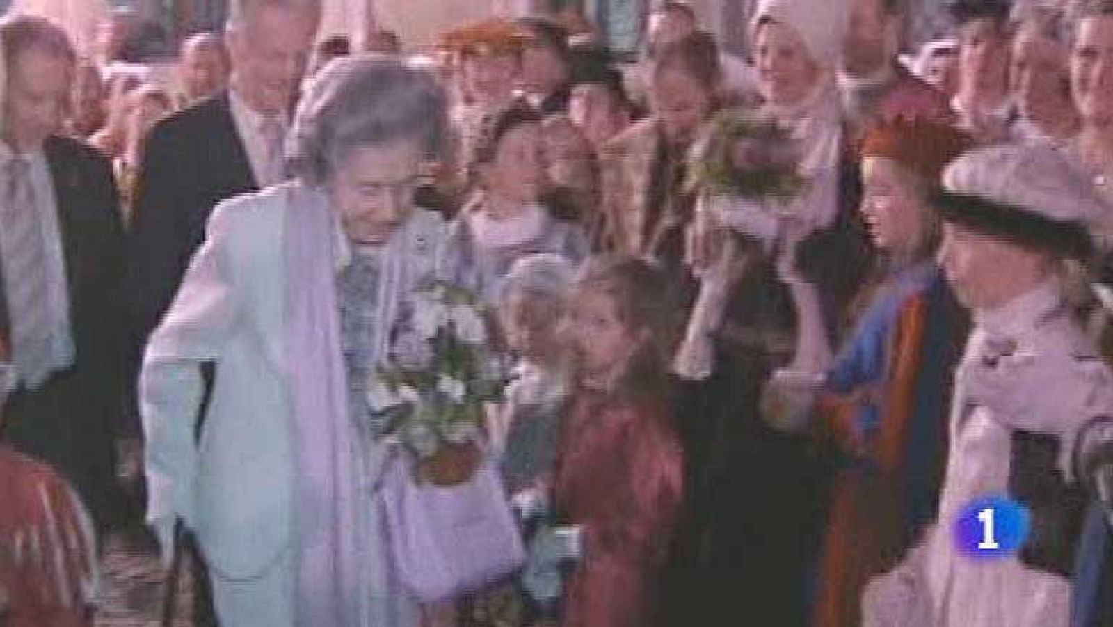  La reina Fabiola de Bélgica renuncia a su fundación. En las últimas semanas le habían llovido las críticas porque ese organismo podría permitir a sus herederos eludir los altos impuestos que establece la ley belga. La reina recibe una asignación a través los presupuestos belgas.