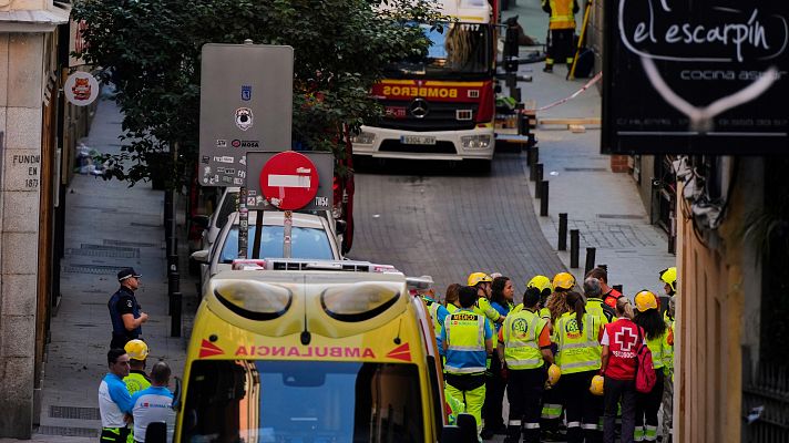 Telediario 2 - Tres heridos y cuatro desaparecidos al desplomarse parte de un edificio en Madrid