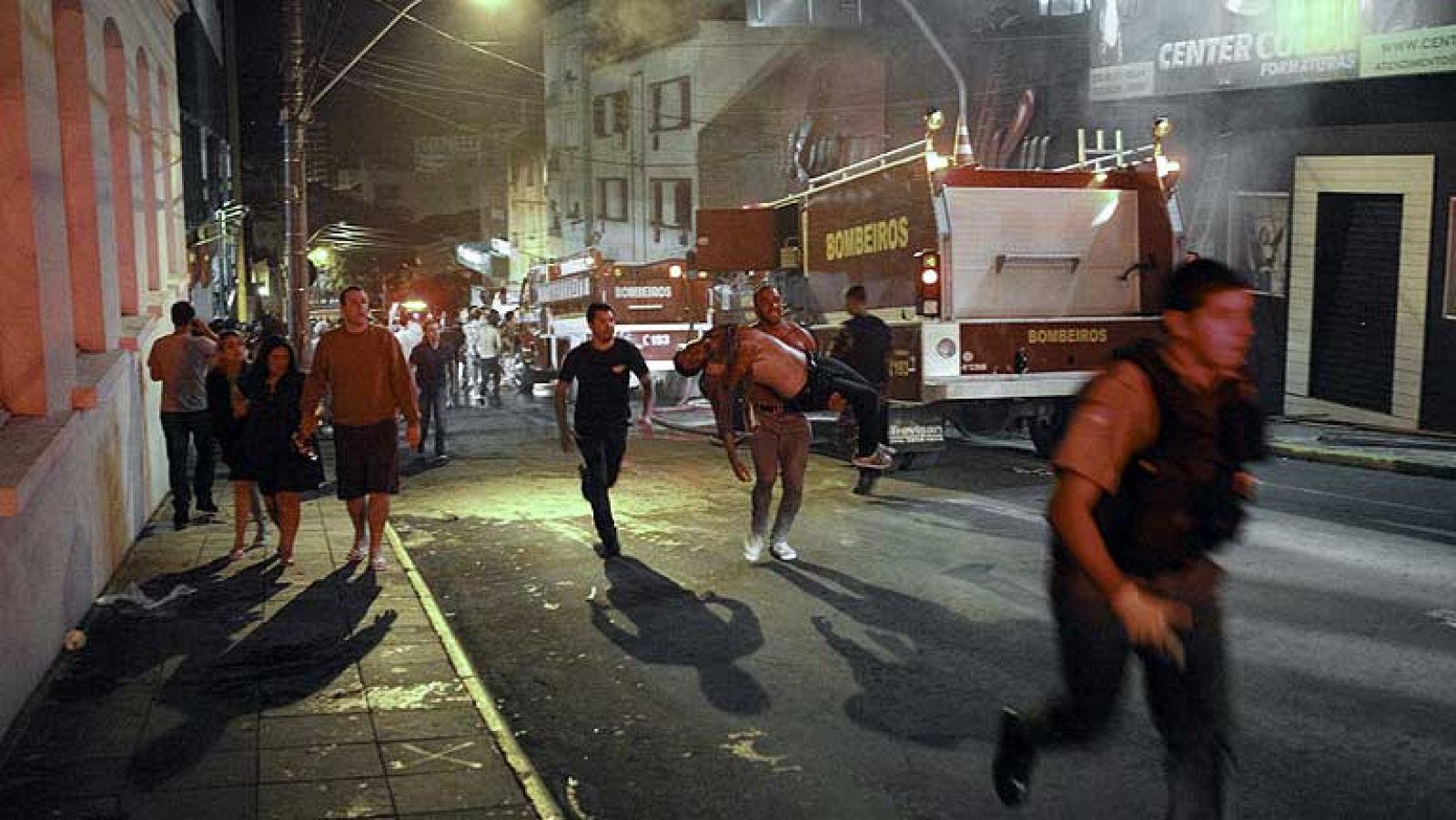 Decenas de muertos en el incendio de una discoteca en Brasil - Informativo 24h | Ver