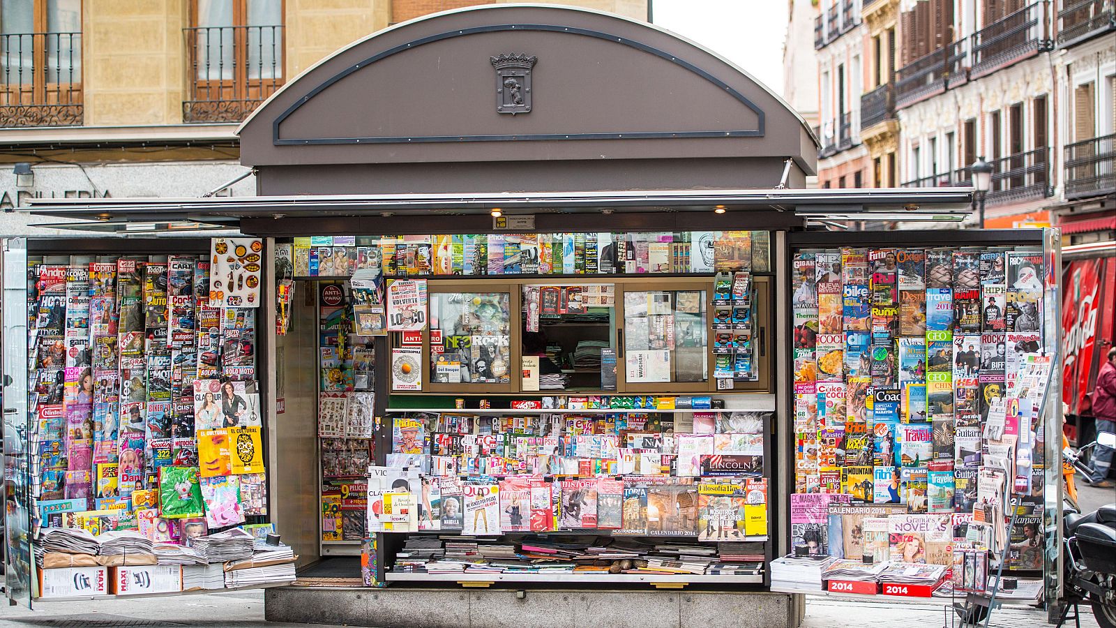 Un quiosquero pide ayuda al rey tras la caída de ventas - Telediario 1 | Ver