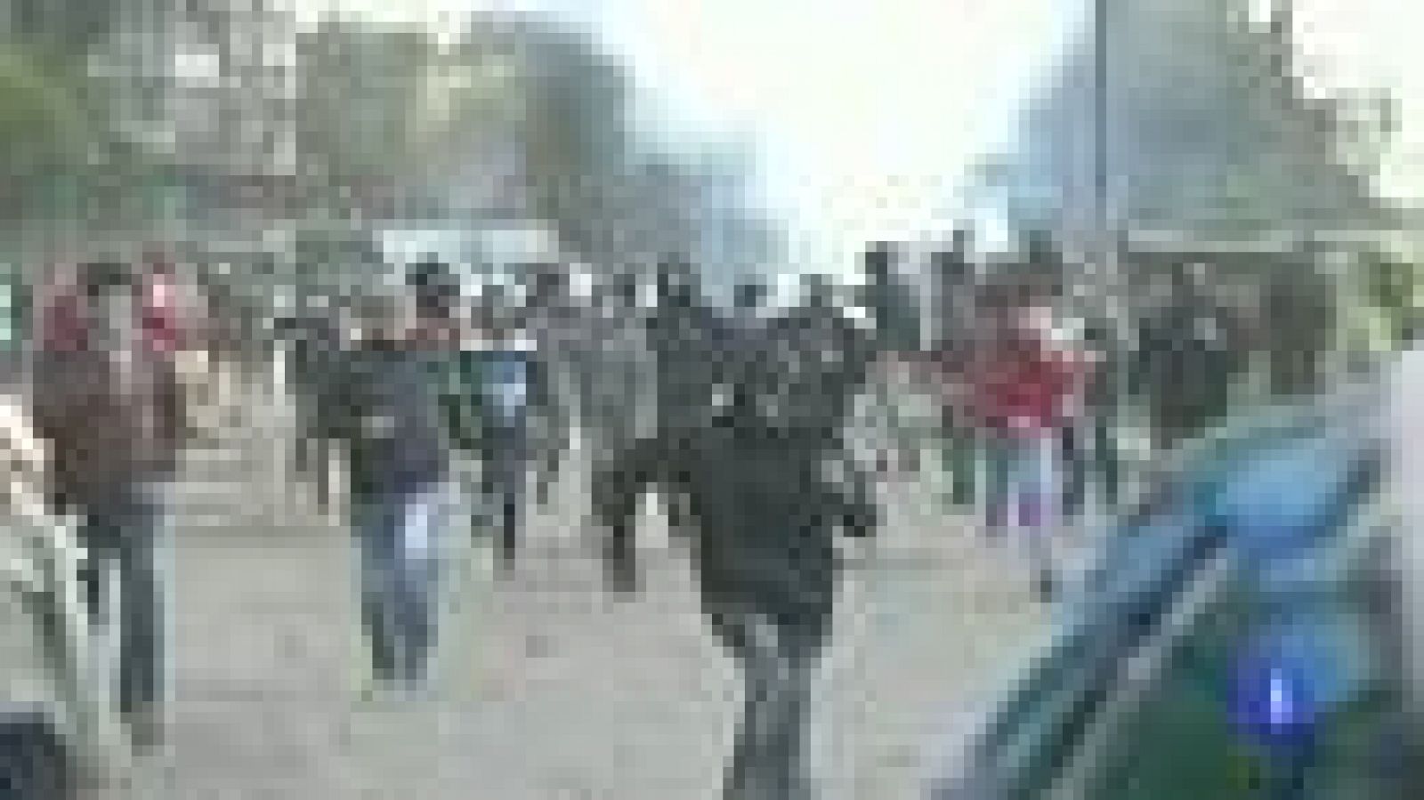  En Egipto continúan las protestas contra el gobierno por tercer día consecutivo. Esta mañana se han producido enfrentamientos en Alejandría y El Cairo entre manifestantes y policía. En Port Said miles de personas han asistido al entierro de las 33 personas que murieron ayer, y varias están heridas por disparos.