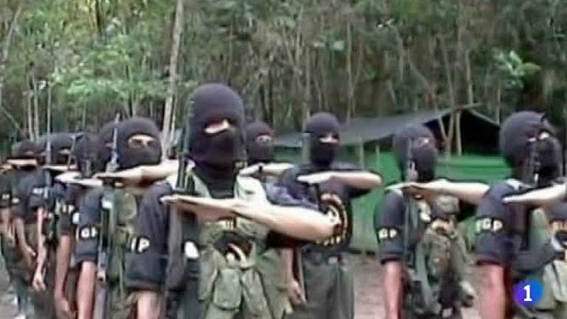  El Ejército peruano lleva décadas combatiendo con las armas a Sendero Luminoso, un grupo maoísta que declaró la guerra al Estado a mediados de los 80, y que prácticamente desapareció desde la captura, a principios de los 90, de su histórico líder, Abimael Guzmán. Pero Sendero mantiene hoy algunos reductos en zonas selváticas del país donde se dedica, básicamente, al negocio del narcotráfico.