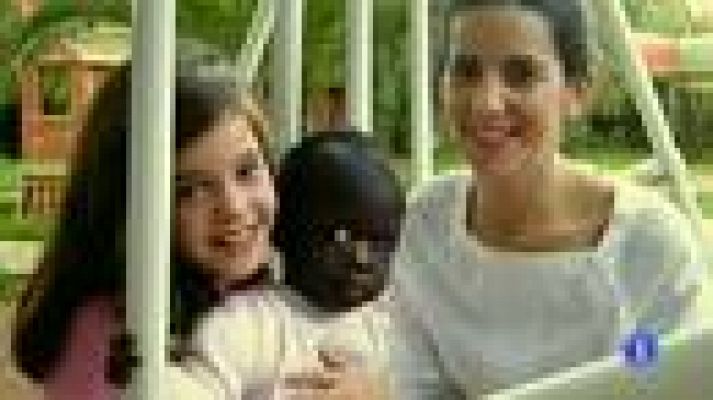 Telediario 1 - Descienden las adopciones de niños extranjeros por las restricciones internacionales