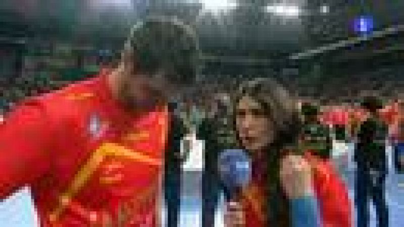 El capitán de la selección española de balonmano dice adiós al combinado nacional levantando el trofeo de Campeón del Mundo.