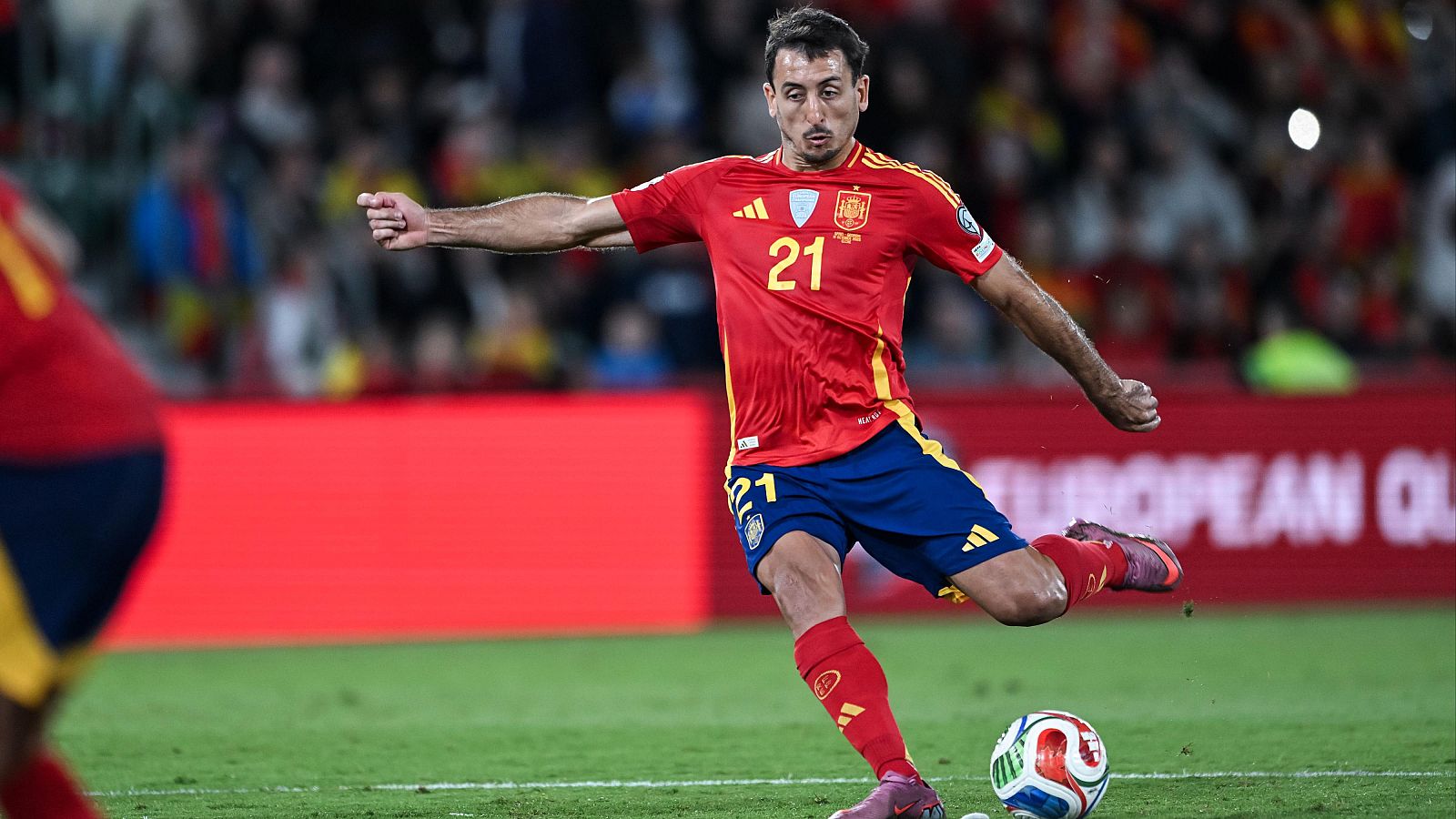 Oyarzabal mete un golazo de falta directa para el 2-0 en el España - Georgia