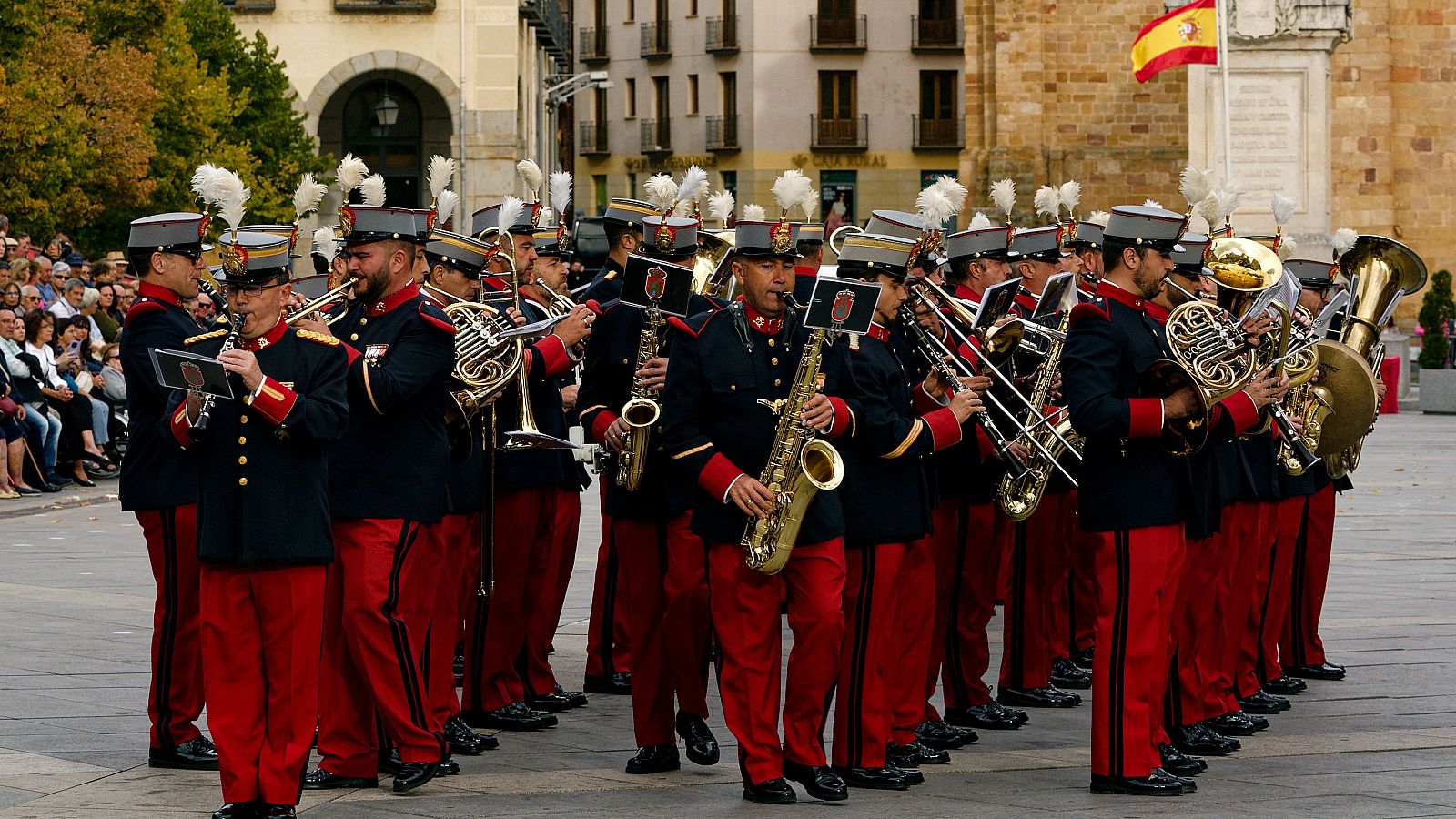 El significado de la música que acompaña a los militares - Especiales informativos | Ver