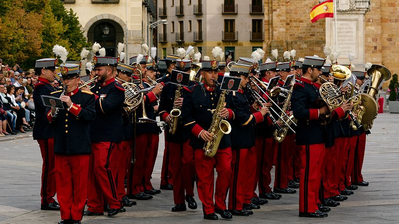 El significado de la música que acompaña a los militares - Especiales informativos | Ver