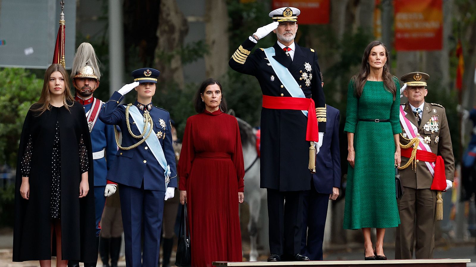 El himno de España da inicio al desfile del Día de la Fiesta Nacional - Especiales informativos | Ver