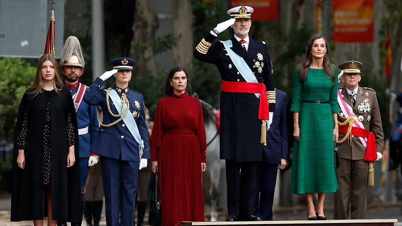El himno de España da inicio al desfile del Día de la Fiesta Nacional - Especiales informativos | Ver