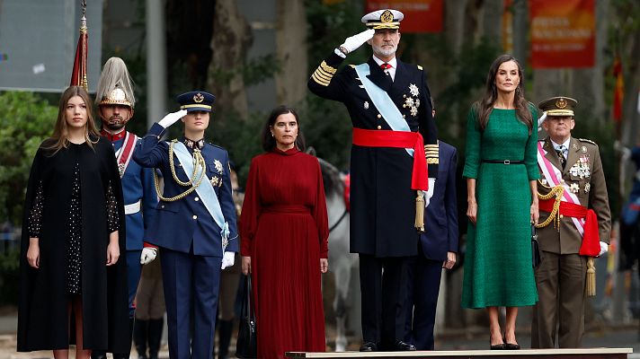Especiales informativos - El himno de España y la revista a las tropas dan inicio al desfile del Día de la Fiesta Nacional