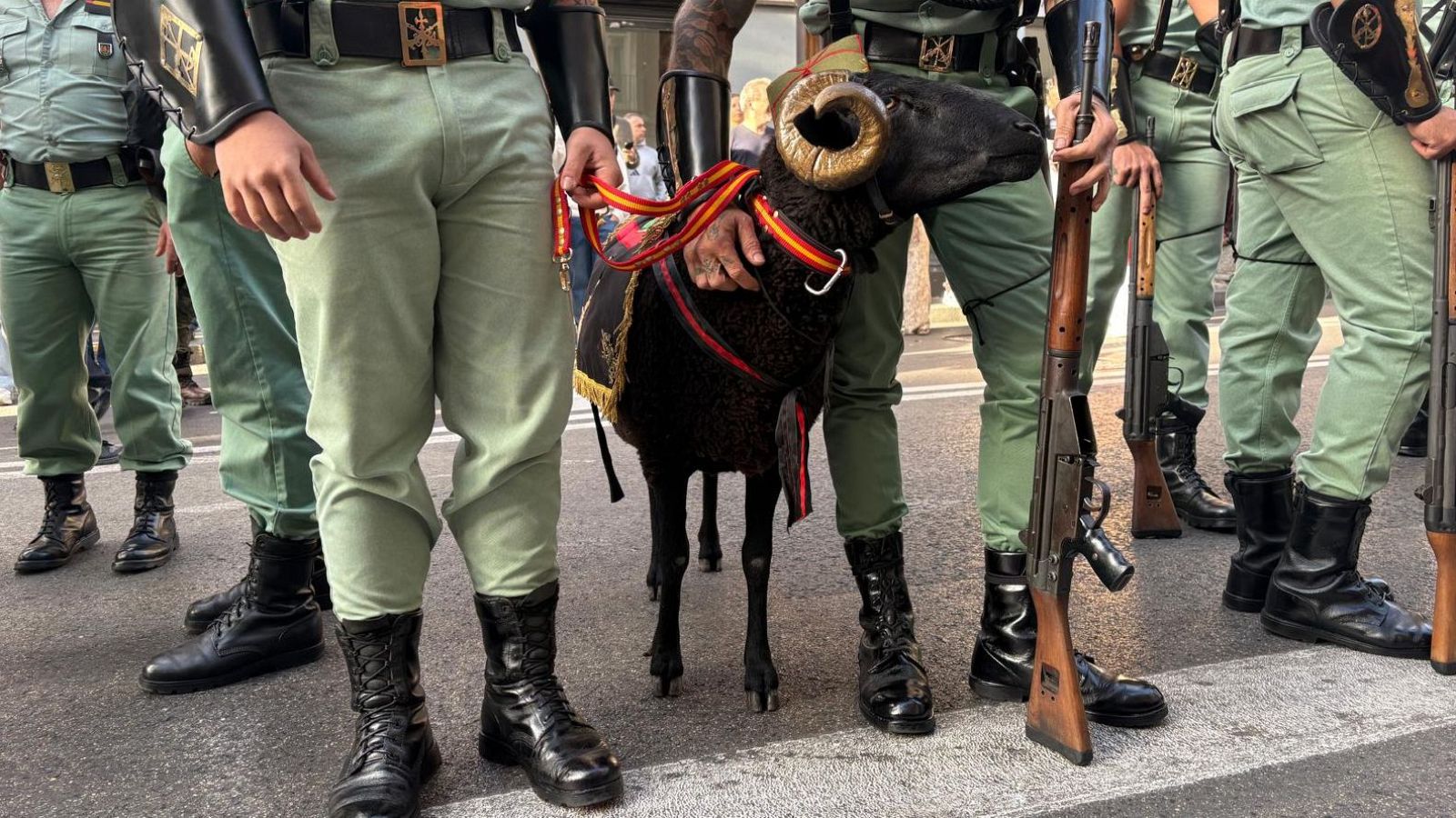 La Legión desfila en la Fiesta Nacional junto a Baraka, el borrego de la  "buena suerte"