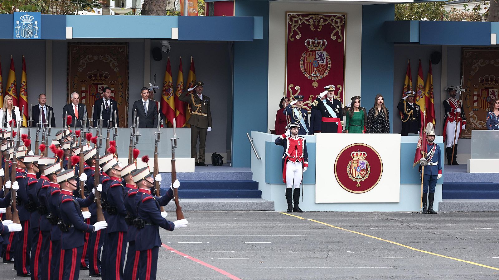 La Familia Real al completo preside el desfile del Día de la Fiesta Nacional - Audiencia Abierta | Ver