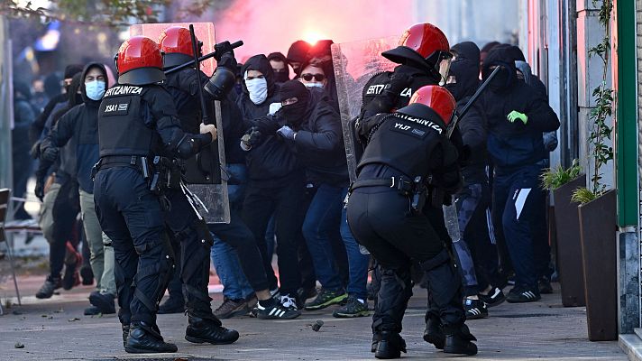 Fin de semana 24h - Incidentes y varios detenidos en Vitoria durante una concentración de Falange