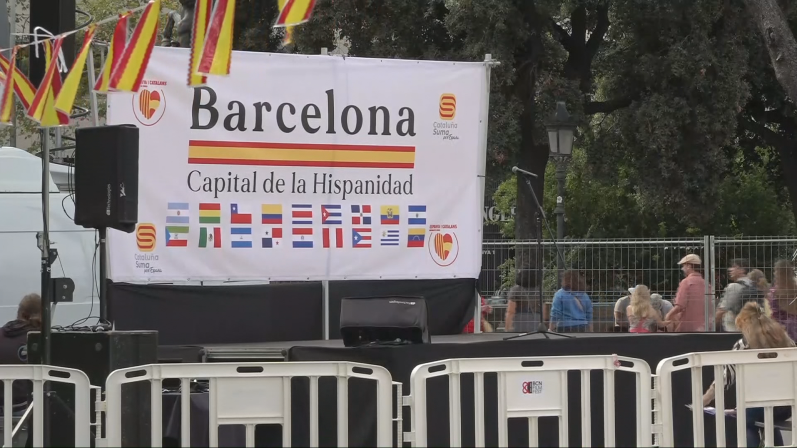 Crits contra Sánchez i els independentistes a la manifestació del 12-O a Barcelona