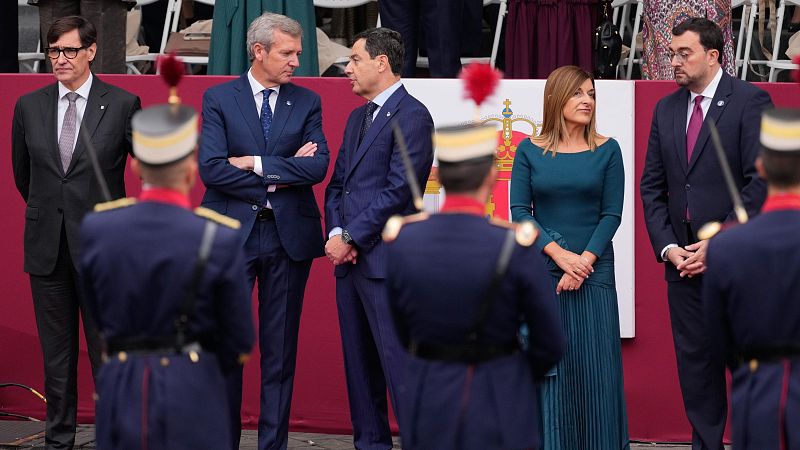 Los corrillos políticos, también protagonistas del desfile del 12 de octubre | Ver