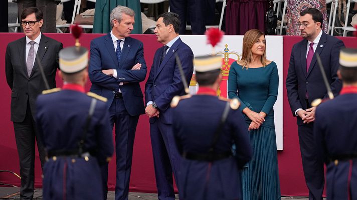 Telediario Fin de Semana - Los corrillos políticos, también protagonistas del desfile del 12 de octubre