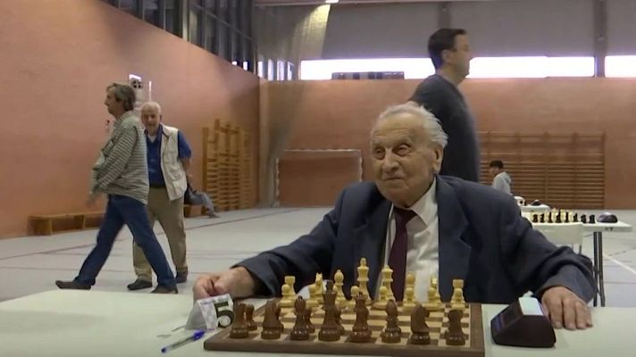 Telediario Fin de Semana - Manuel Álvarez sigue jugando al ajedrez a sus 104 años