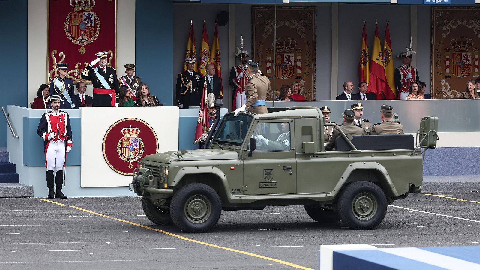 Casi 4.000 militares participan en el desfile por el Día de la Fiesta Nacional - Telediario Fin de Semana | Ver