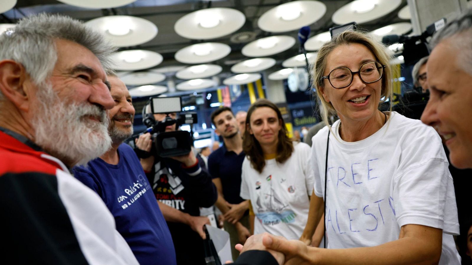 Llegan a Madrid los últimos seis activistas de la Flotilla retenidos por Israel - La hora de La 1 | Ver