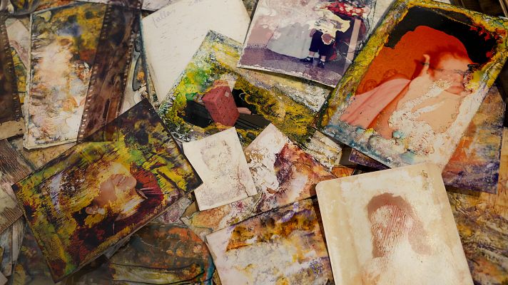 Telediario 1 - Una exposición reúne las fotografías que acabaron en el fango tras la dana