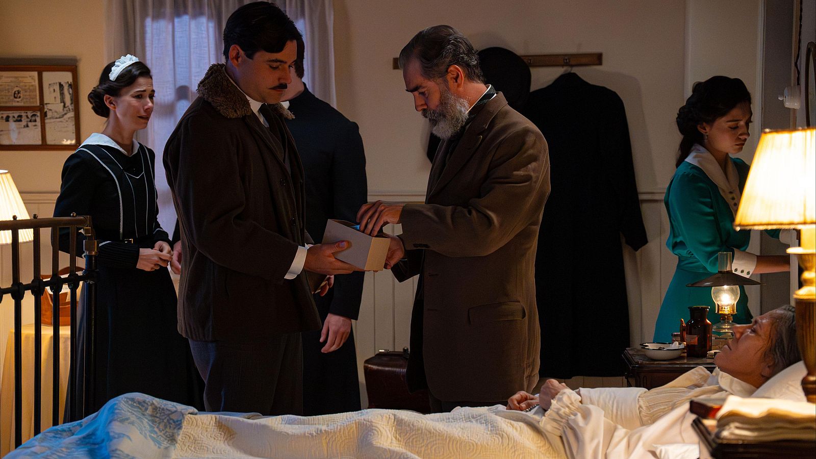 La Promesa - Manuel llega con el suero antitetánico - La promesa | Ver