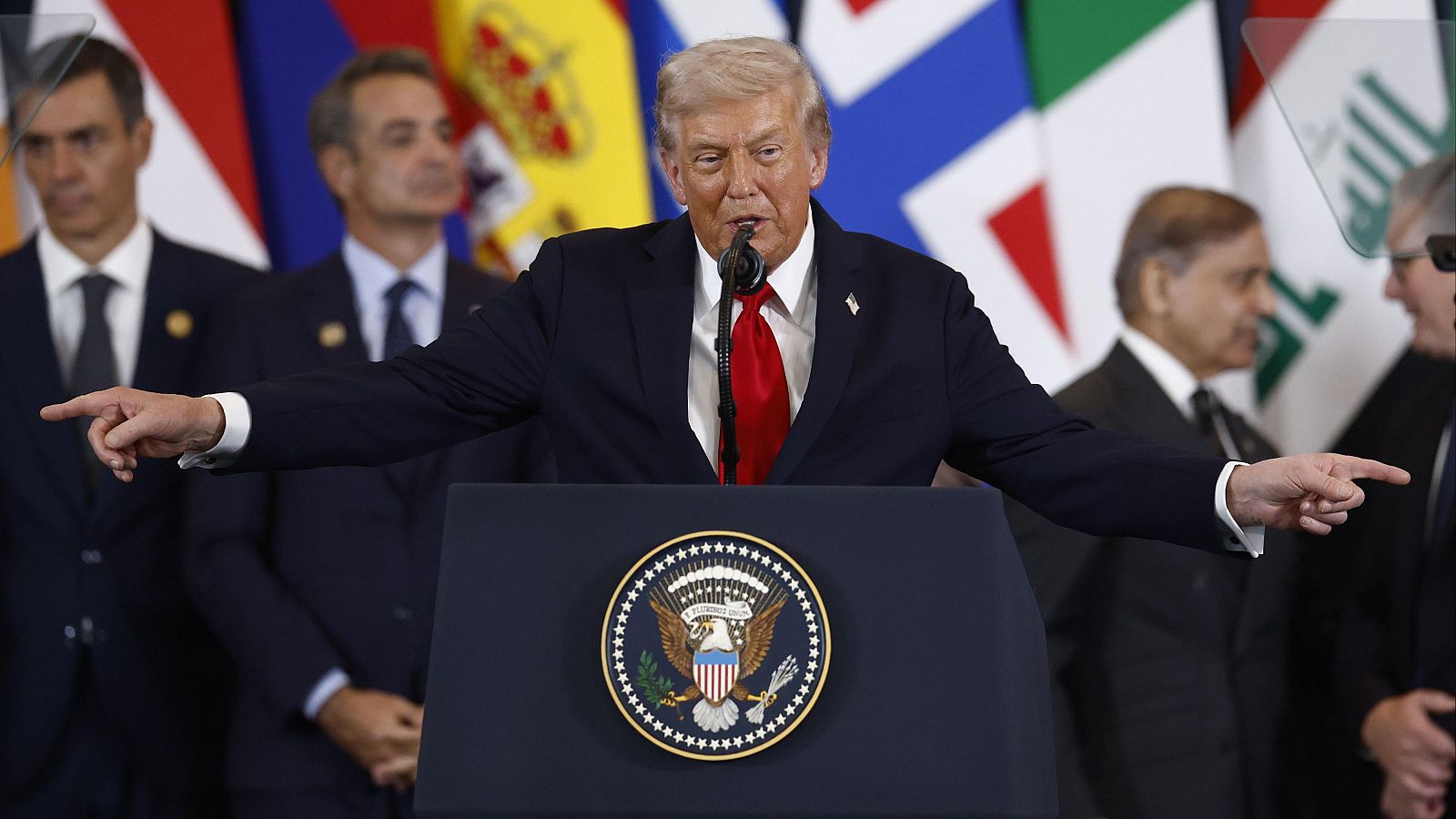Trump interpela a Sánchez por el gasto en defensa: "¿Estáis ya trabajando con el tema del PIB?" - Informativo 24h | Ver