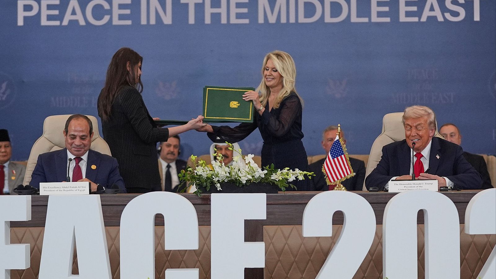 Trump sella con Catar, Turquía y Egipto la paz en Gaza en una cumbre con una veintena de líderes | Ver