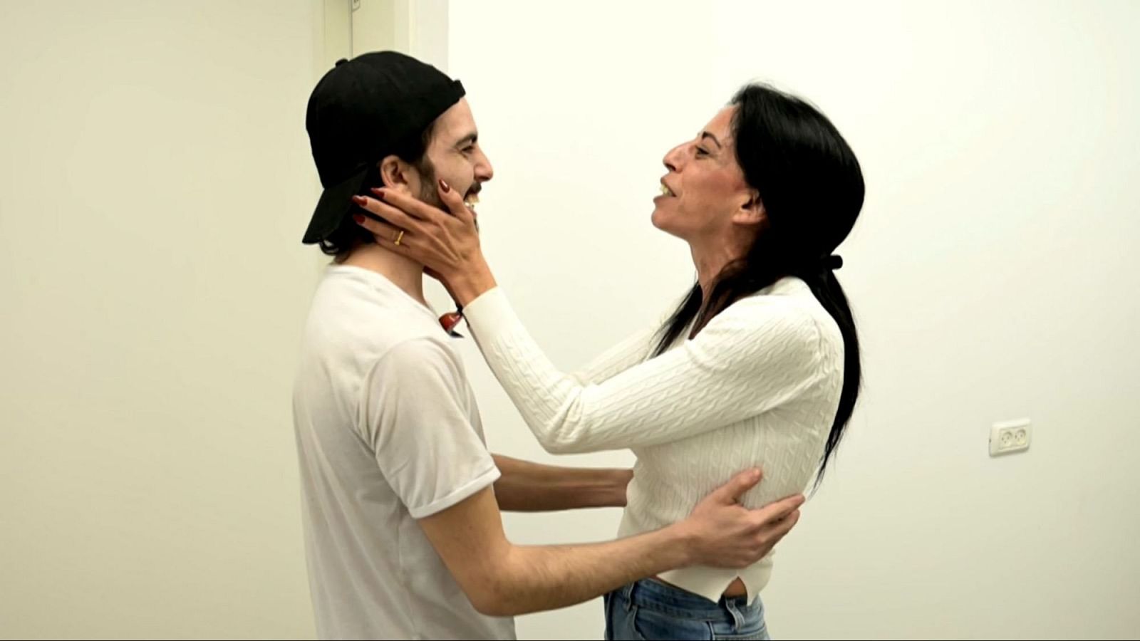 "¡Mi vida ha vuelto!": el emocionante reencuentro de los rehenes - Telediario 2 | Ver