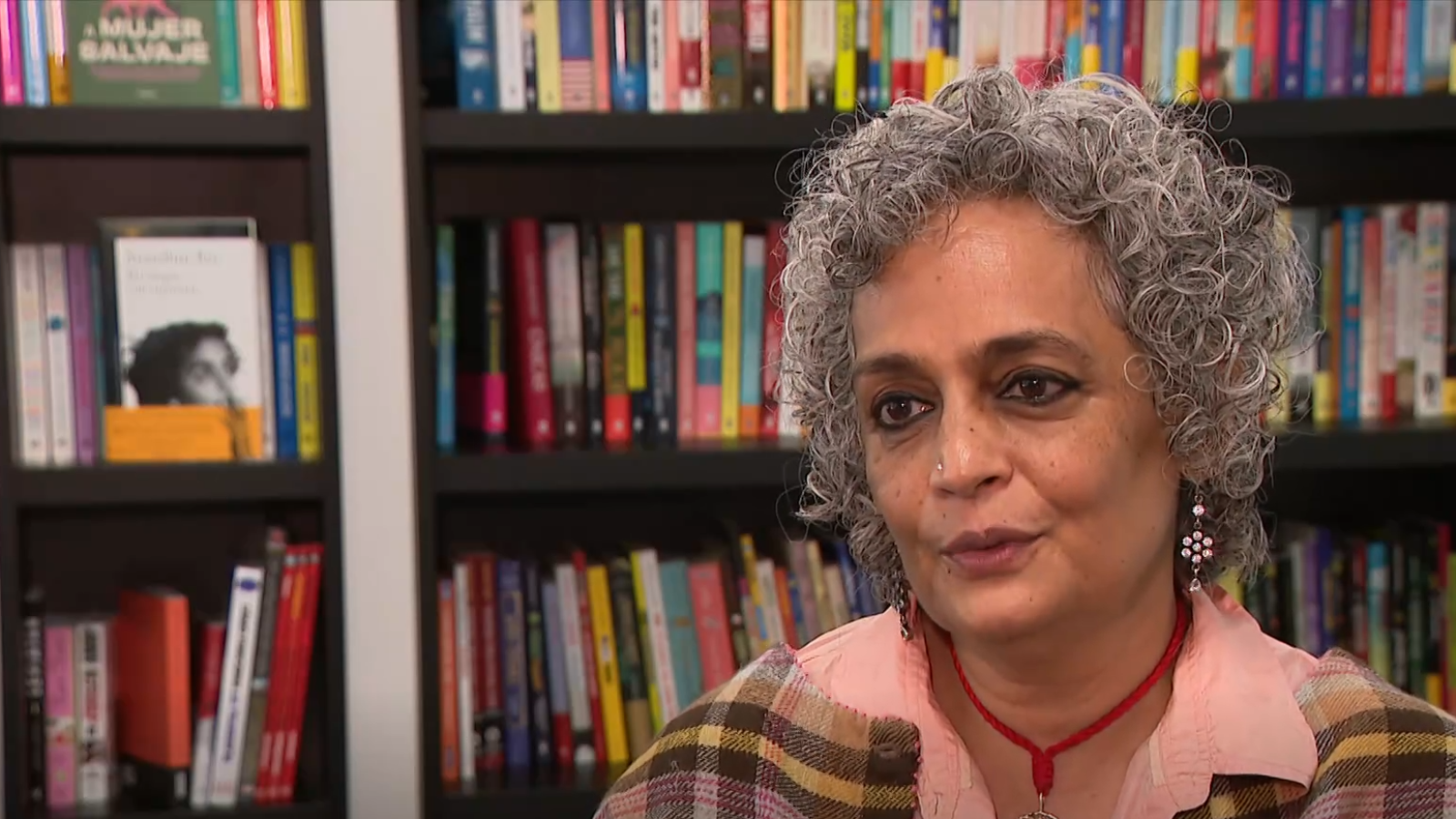 La escritora india Arundhati Roy publica 'Mi refugio y mi tormenta' - Telediario 1 | Ver