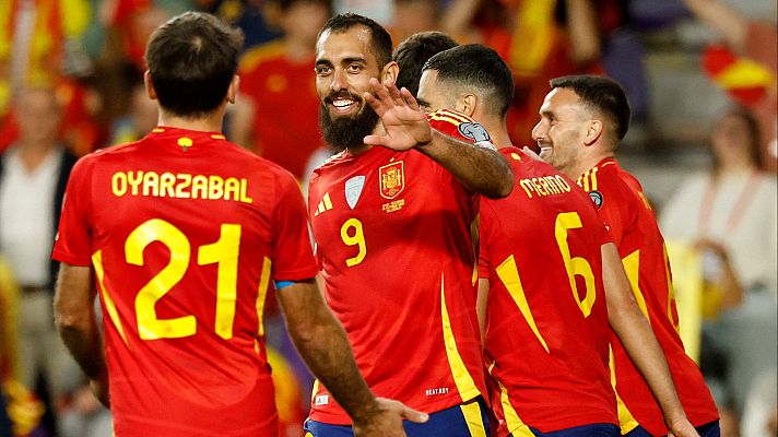 Fútbol - La jugada coral de España acaba con un gol de Chernev en propia (3-0)