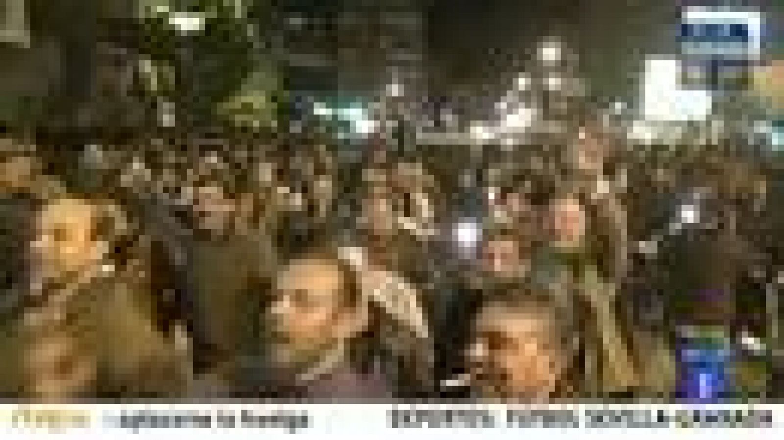 Los egipcios desafían el toque de queda y siguen protestando en las calles