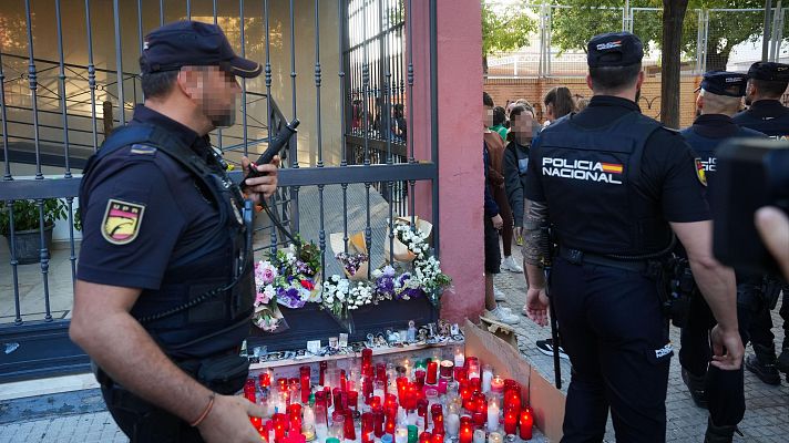 La hora de La 1 - Concentración ante el domicilio de la niña que se suicidó y sufría acoso escolar: "Hay varios casos, no saben gestionar"
