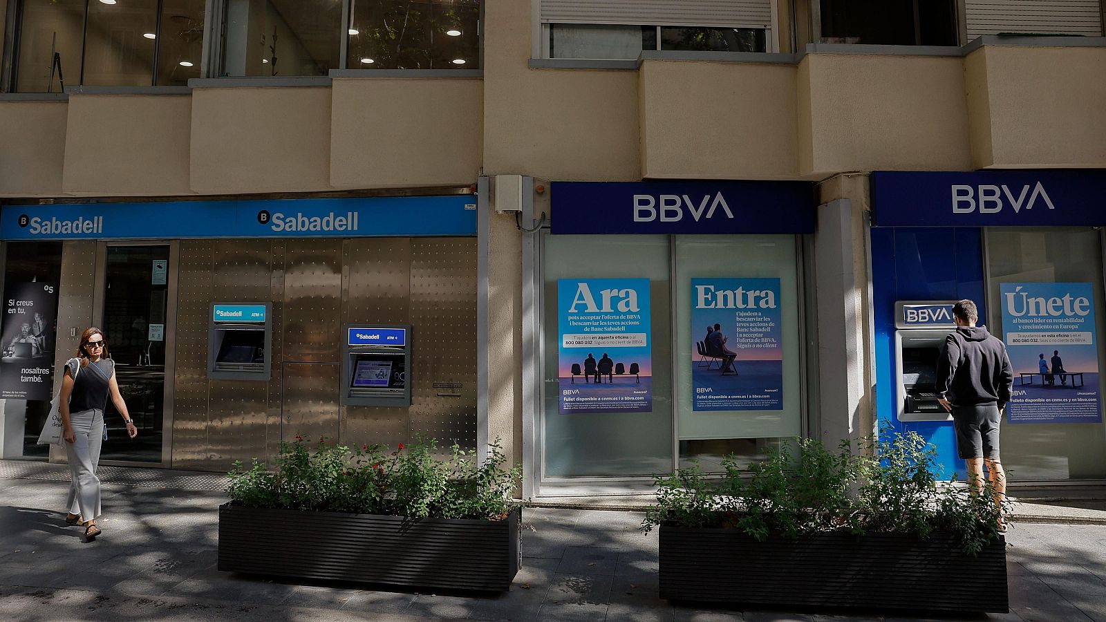 El Gobierno muestra su "total respeto" a la decisión de los accionistas del Sabadell sobre la opa del BBVA - Telediario 1 | Ver