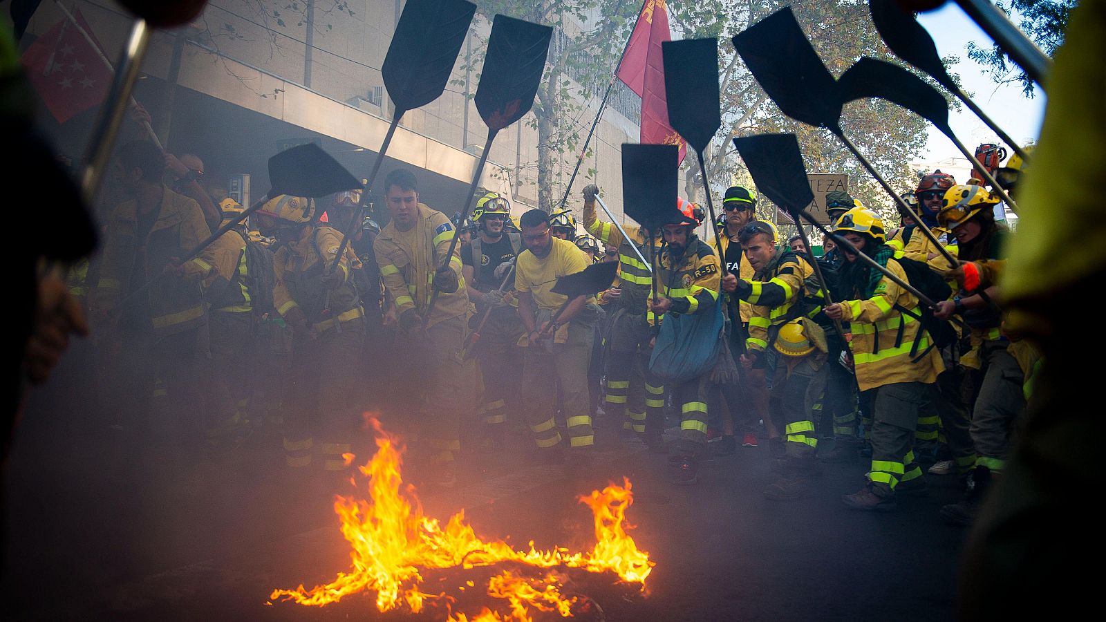 Manifestación de bomberos forestales en Madrid | Ver