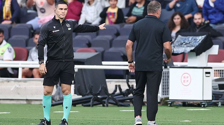 Fútbol - Flick explica la expulsión que le hará perderse el Clásico y justifica su corte de mangas: "No iba dirigido a nadie"