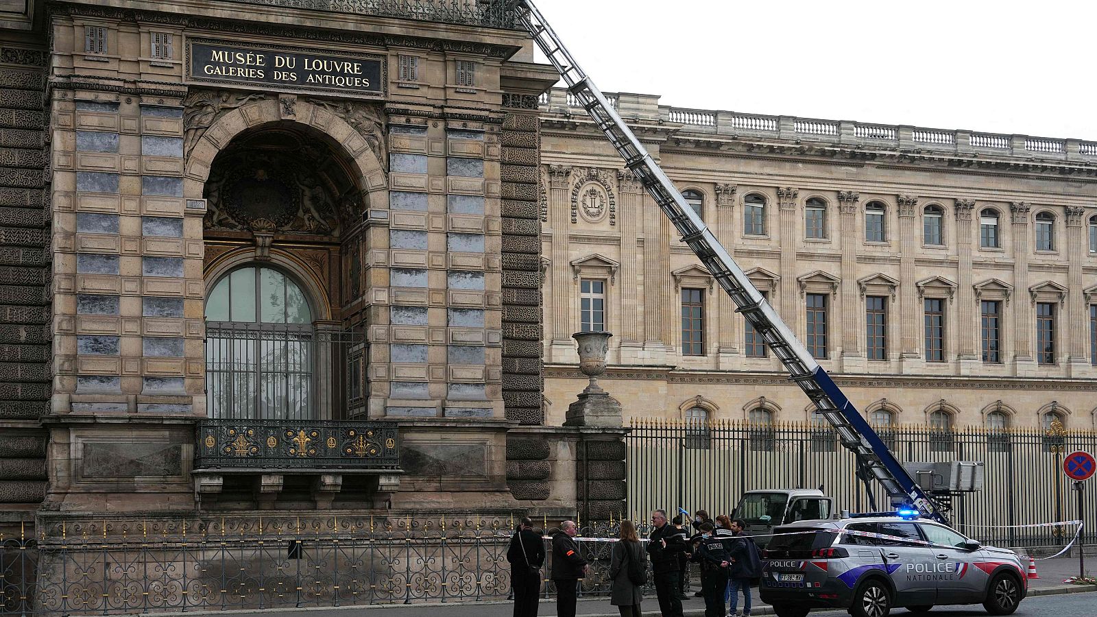 Un atraco al Louvre provoca el cierre del museo parisino