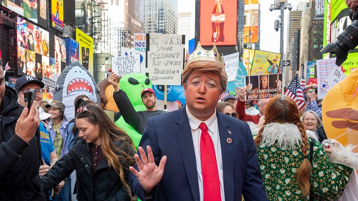 Telediario Fin de Semana - Trump responde con un vídeo hecho con IA a las protestas contra la deriva autoritaria de su Administración